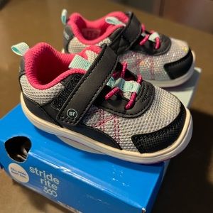 STRIDE RITE 360 
carson sneaker size 4